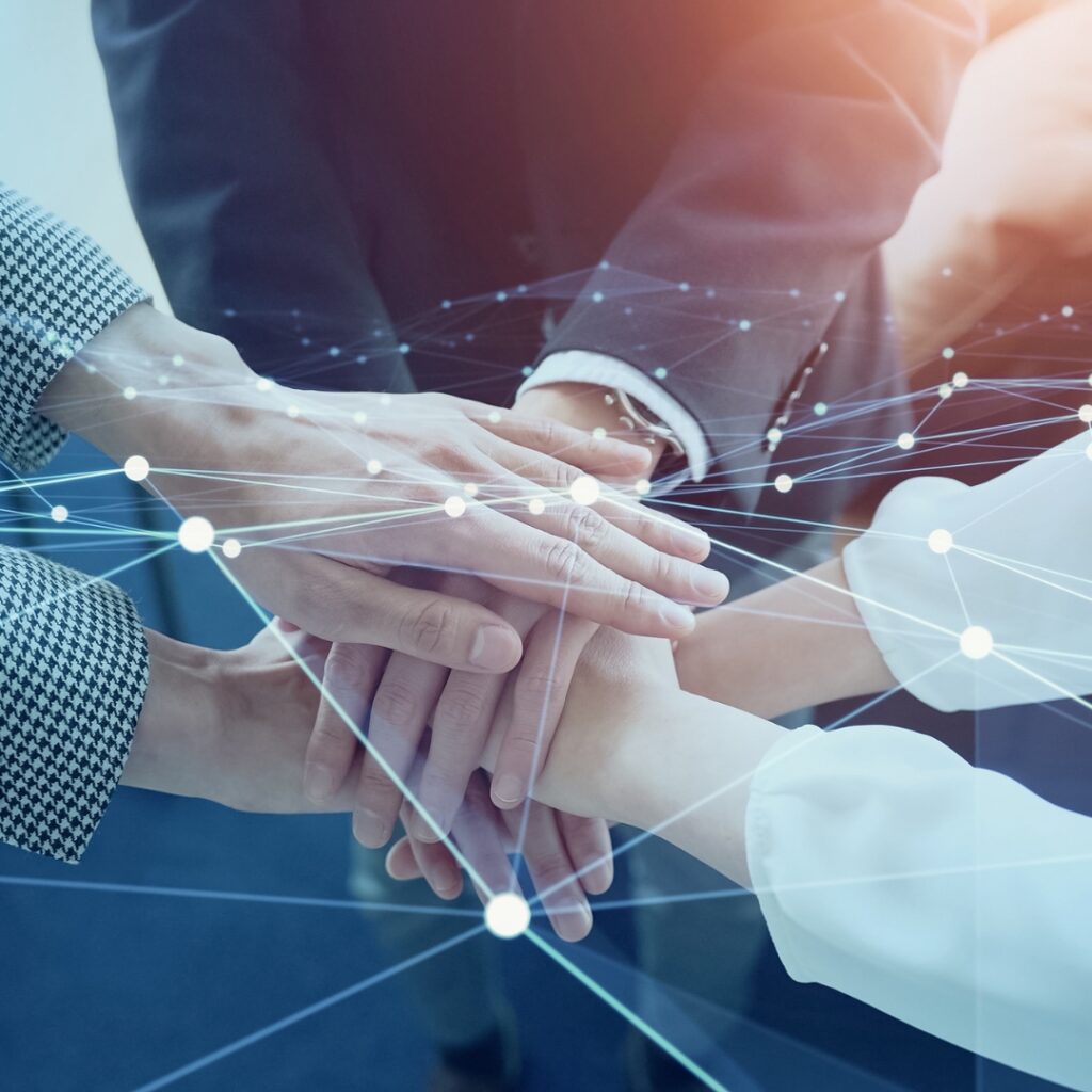 Hände sind übereinander und stellen Teamarbeit dar. Interimsmanagement Ingenieur